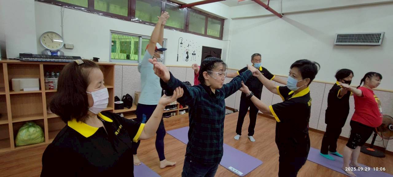 114年桃園市閻羅天子功德會成果-2.景仁殘障教養院院生瑜珈志工20250929.jpg照片